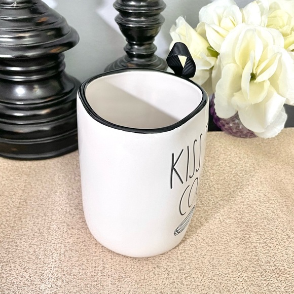 NWT Rae Dunn KISS THE COOK Ceramic Mug - Picture 3 of 4